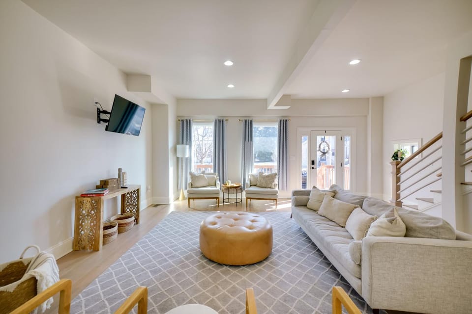 Heart of Bay View Neighborhood! Modern Retreat House in Milwaukee