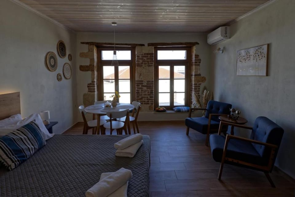 Bed, Seating area, Dining area