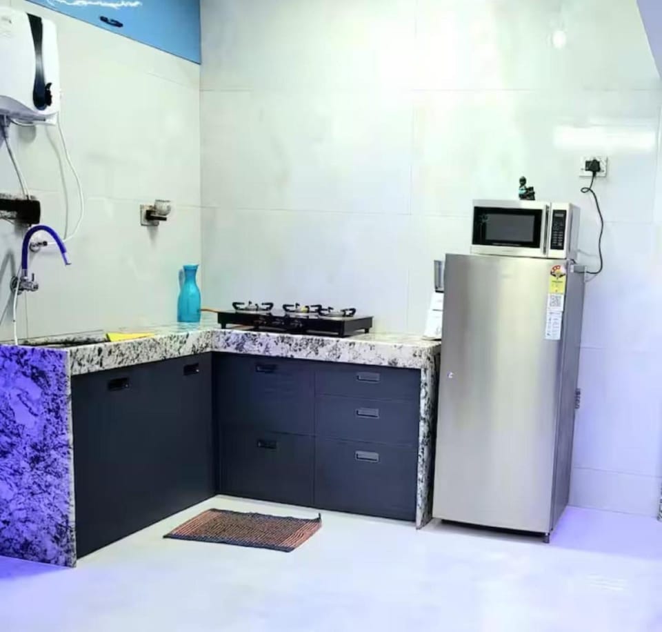Kitchen or kitchenette, microwave, stove
