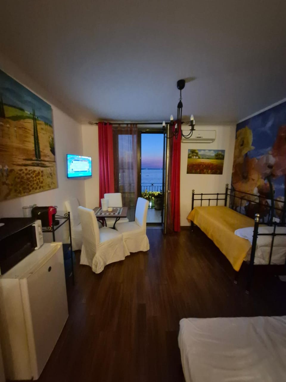 Photo of the whole room, Seating area, Bedroom