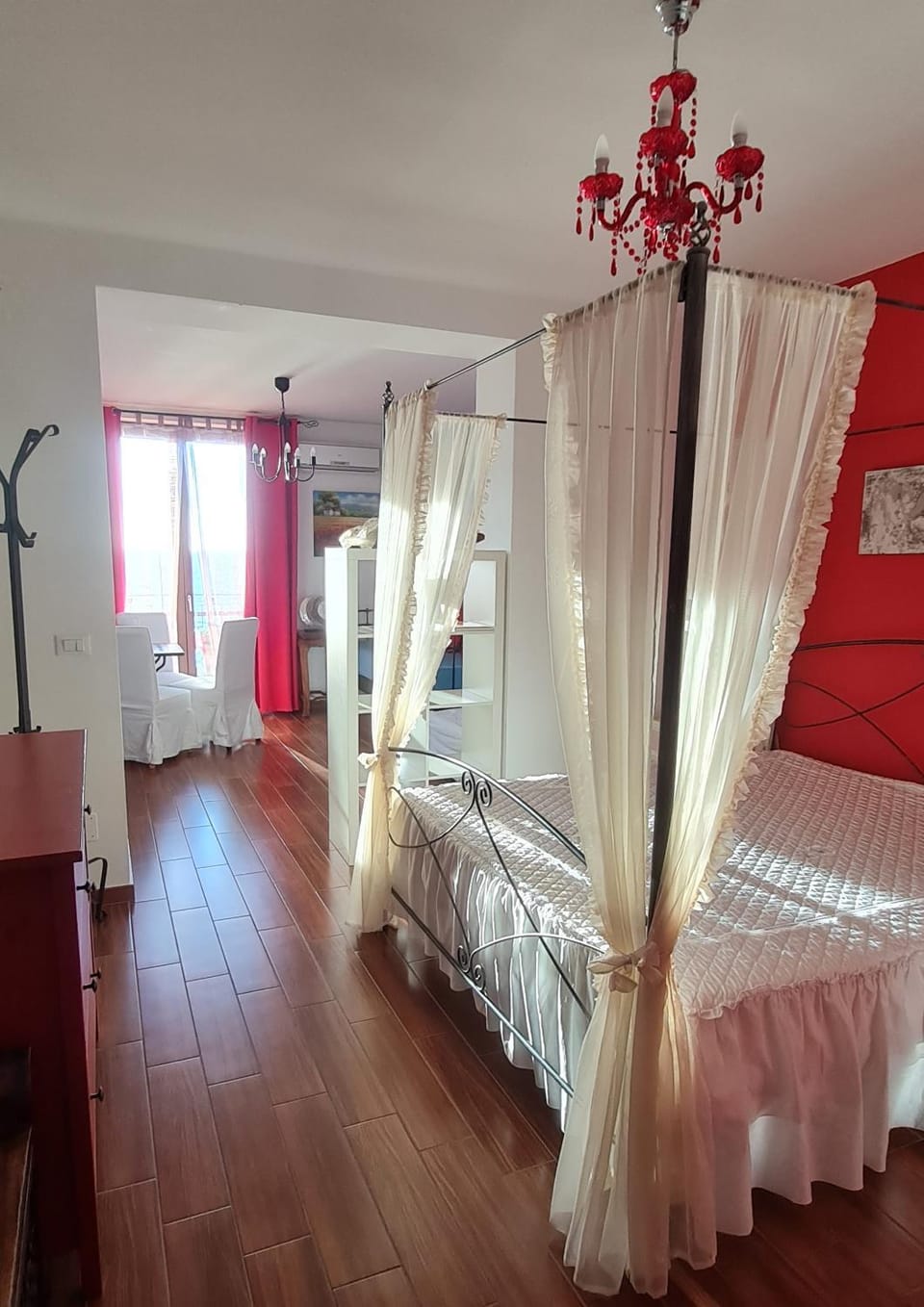Bed, Photo of the whole room