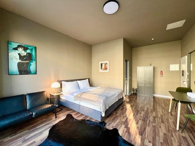 Bed, Photo of the whole room, Seating area
