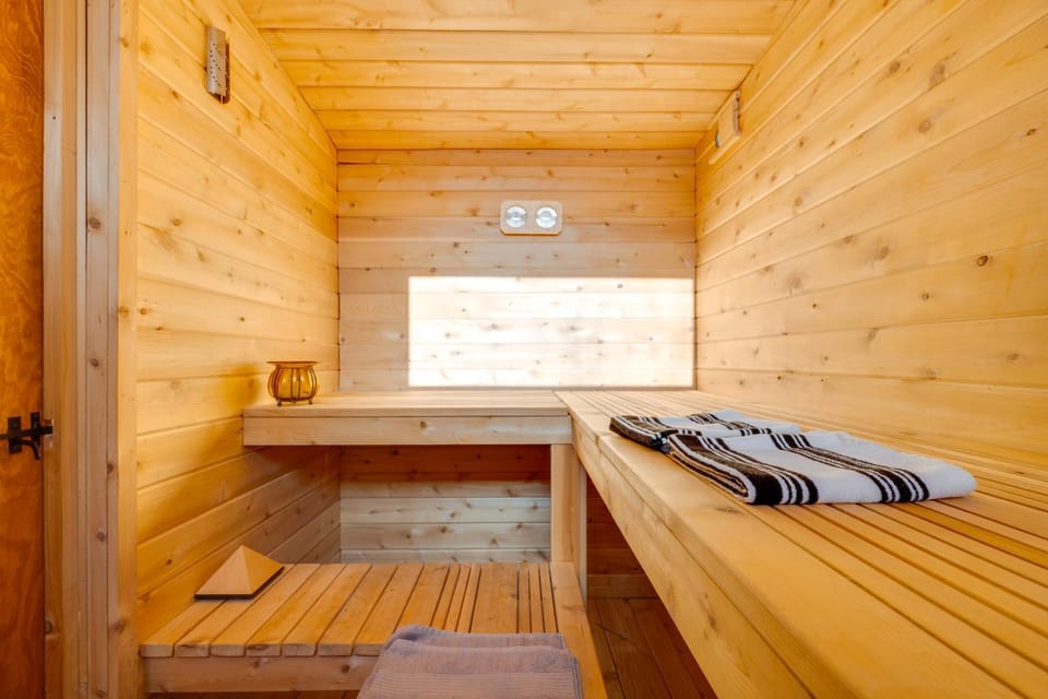 6 Mi to Polar Caves! All-Season Getaway w/ Sauna House in Plymouth