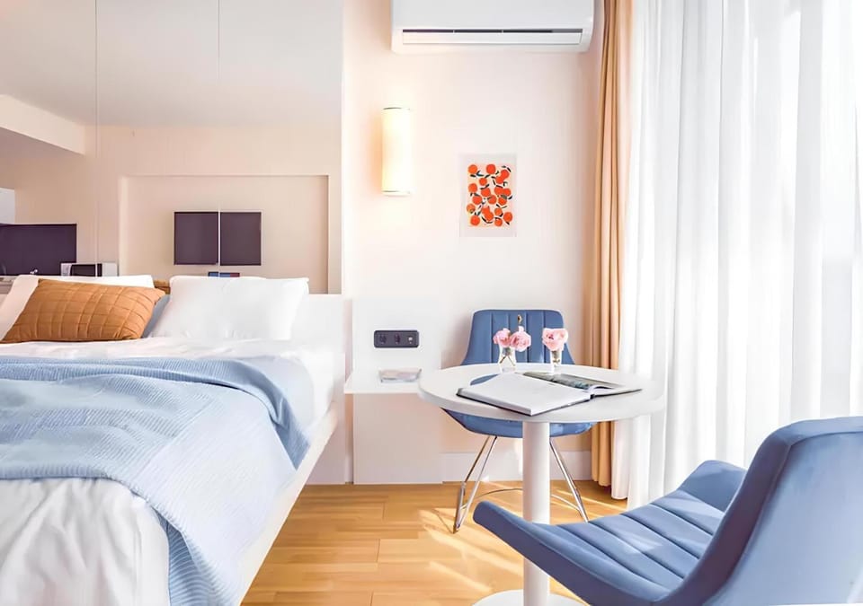 Bed, TV and multimedia, Living room, Bedroom, air conditioner
