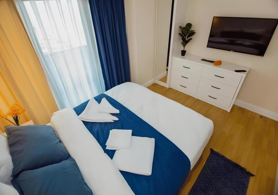 Bed, TV and multimedia, Bedroom, towels