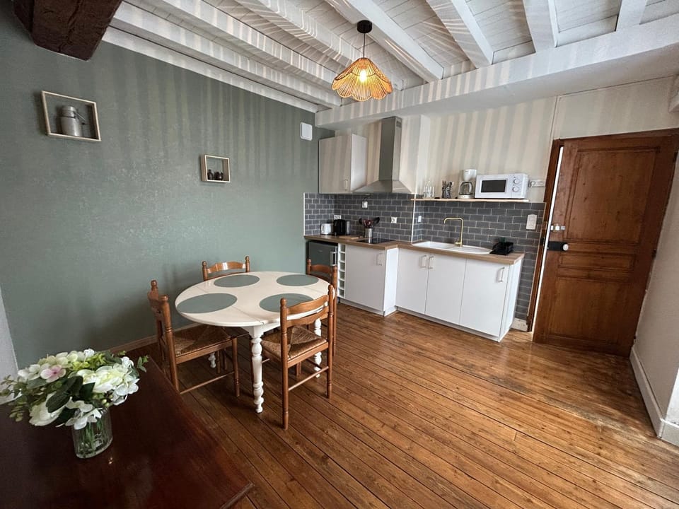 Coffee/tea facilities, Kitchen or kitchenette, Dining area, stove
