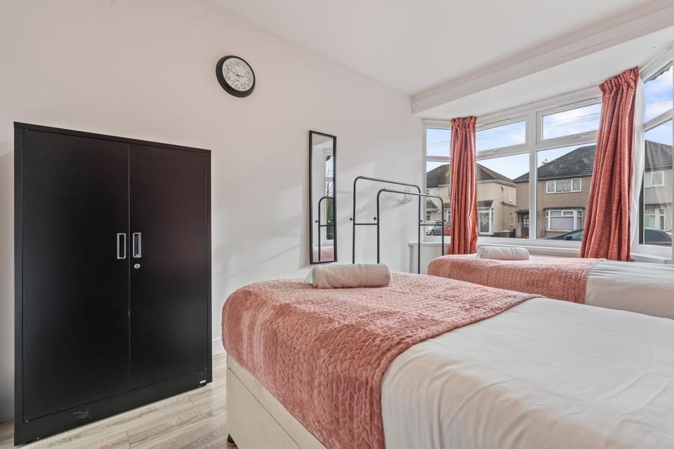 Bed, Photo of the whole room, Bedroom