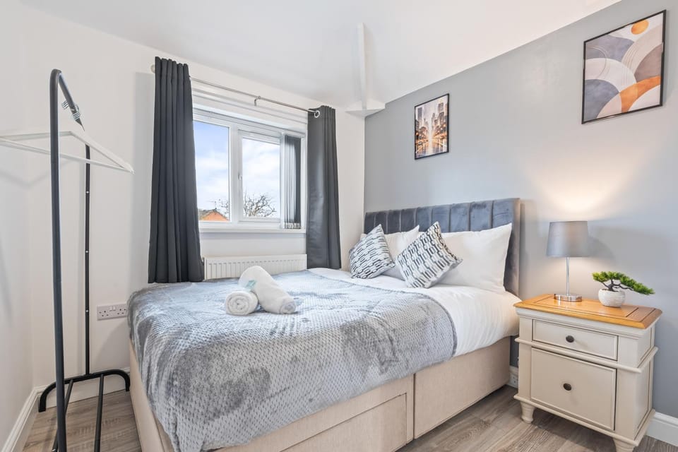 Bed, Photo of the whole room, Bedroom, towels
