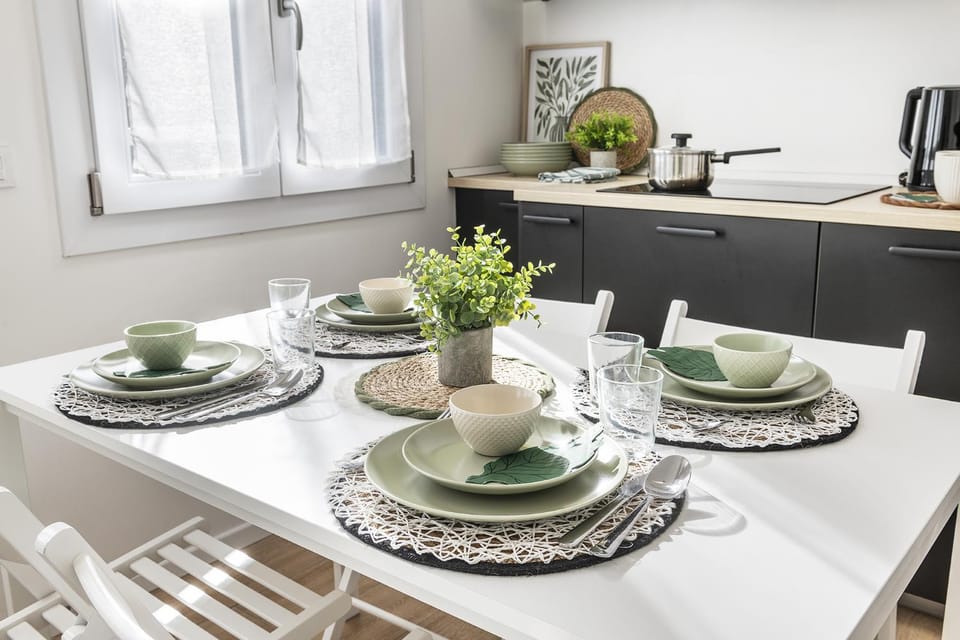 Kitchen or kitchenette, Dining area