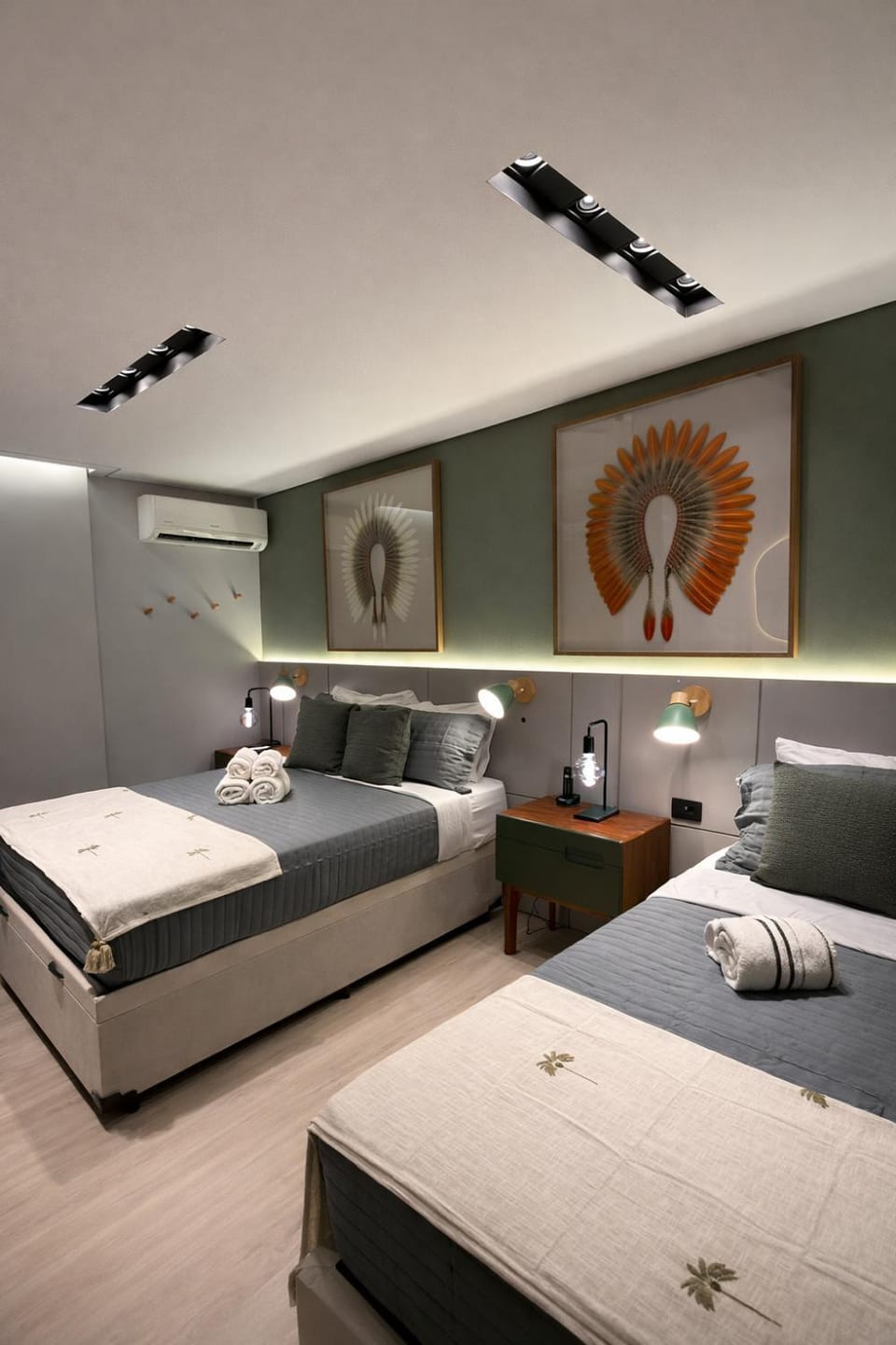Bed, Bedroom, towels