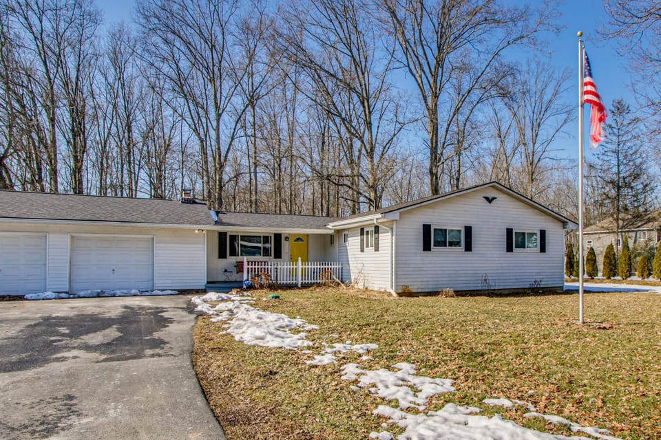 Peaceful Retreat w/ Private Hot Tub in New Albany House in Jefferson Township