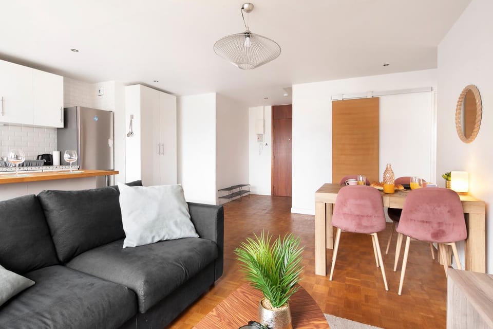 Kitchen or kitchenette, Living room, Seating area, Dining area