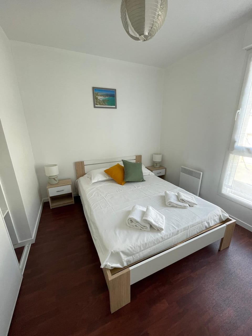 Bed, Photo of the whole room, Bedroom, storage, towels