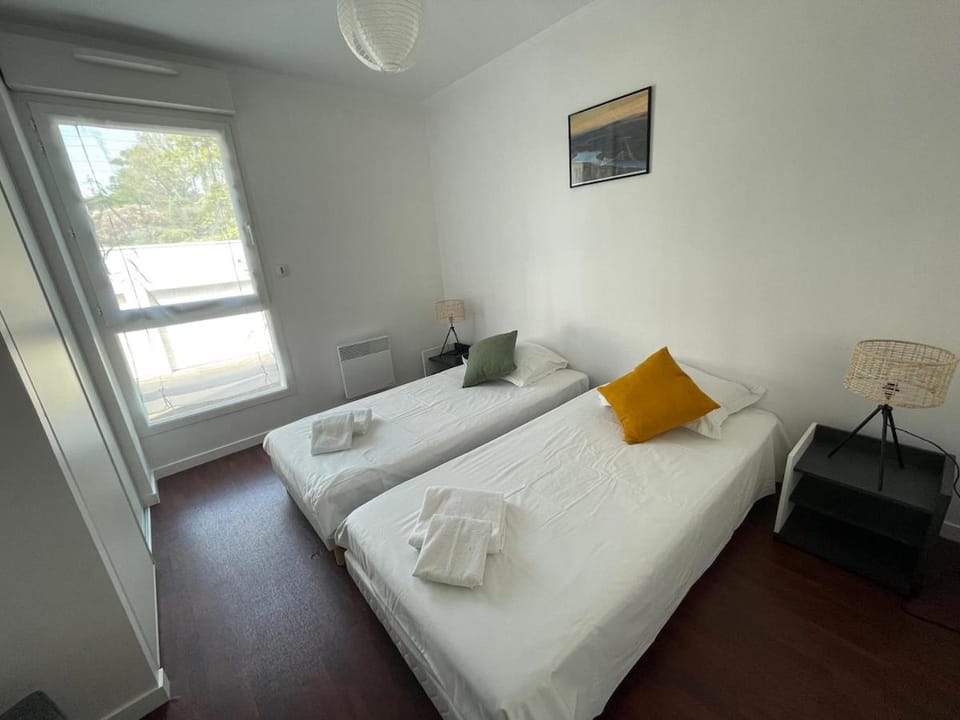 Bed, Photo of the whole room, Bedroom, storage, towels