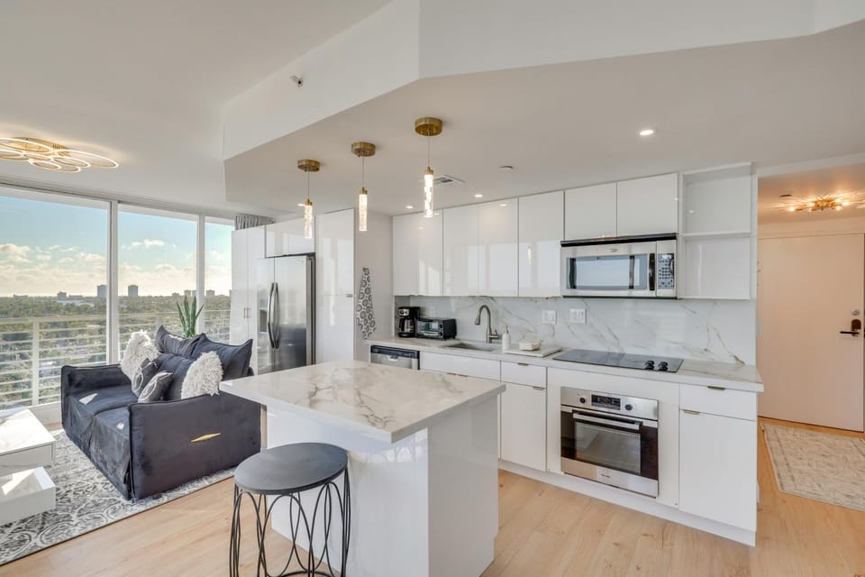 Elegant Condo w/ Stunning Views in Dtwn Hollywood House in Hollywood
