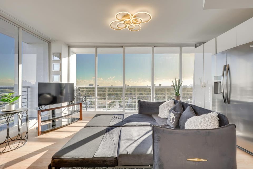 Elegant Condo w/ Stunning Views in Dtwn Hollywood House in Hollywood