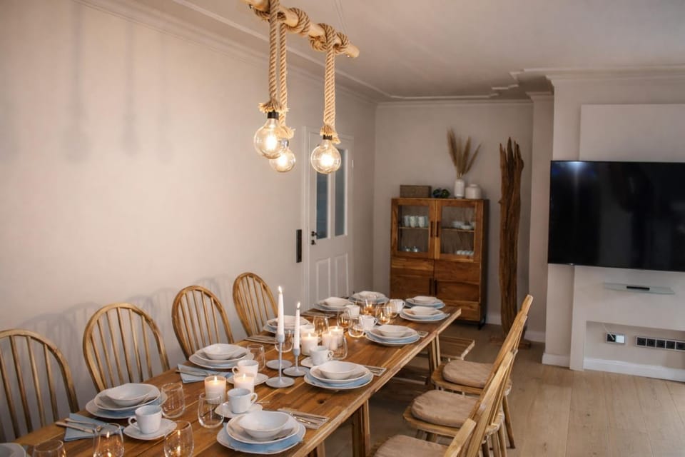 Living room, Dining area, Food, Lunch, Dinner