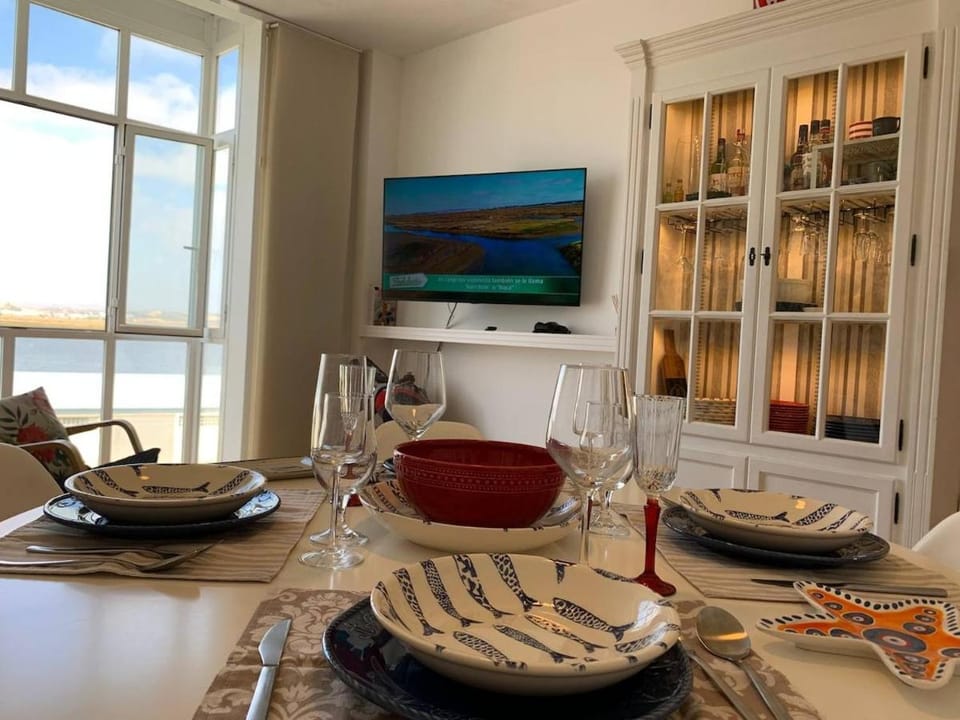 TV and multimedia, Food and drinks, Dining area, River view, River view