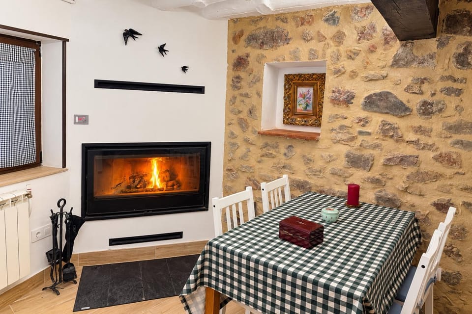 EL REFUGIO DE VALGAÑON Casa de Piedra con chimenea junto a Ezcaray House in La Rioja