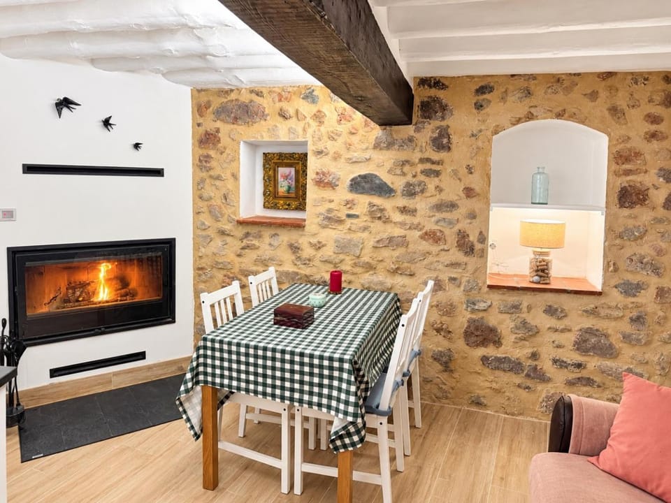 EL REFUGIO DE VALGAÑON Casa de Piedra con chimenea junto a Ezcaray House in La Rioja