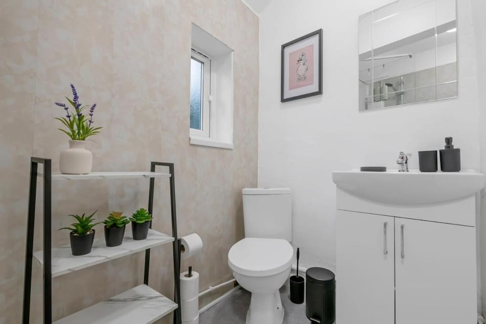 1Bed Contractor & Pilot flat - Parking & FAST WiFi Apartment in South Derbyshire District