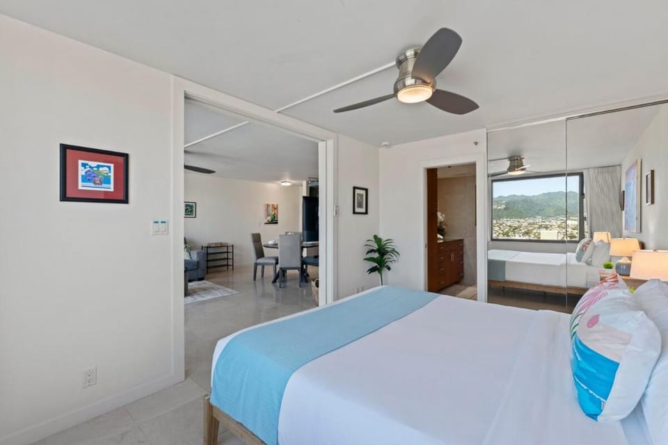 Newly Renovated Waikiki Banyan 1 bedroom w Parking Apartment in Honolulu