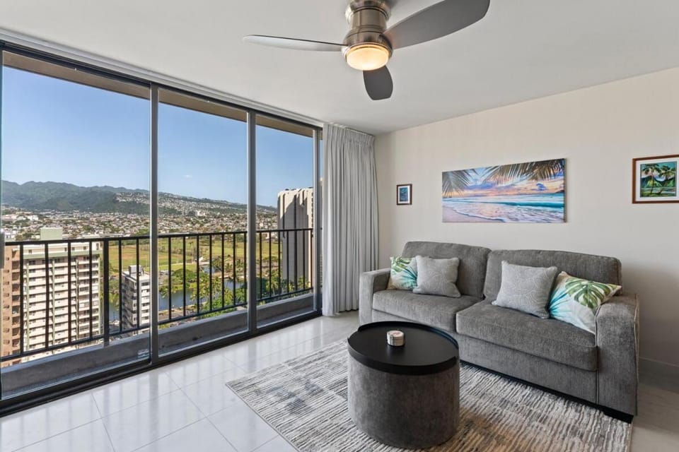 Newly Renovated Waikiki Banyan 1 bedroom w Parking Apartment in Honolulu