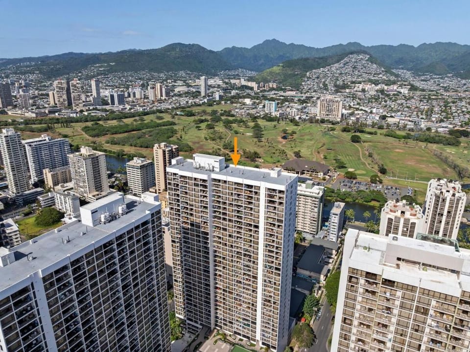 Newly Renovated Waikiki Banyan 1 bedroom w Parking Apartment in Honolulu