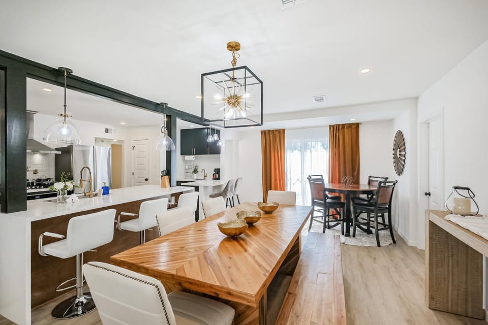 Oak Forest Retreat Sleeps 13 Near Heights House in Houston