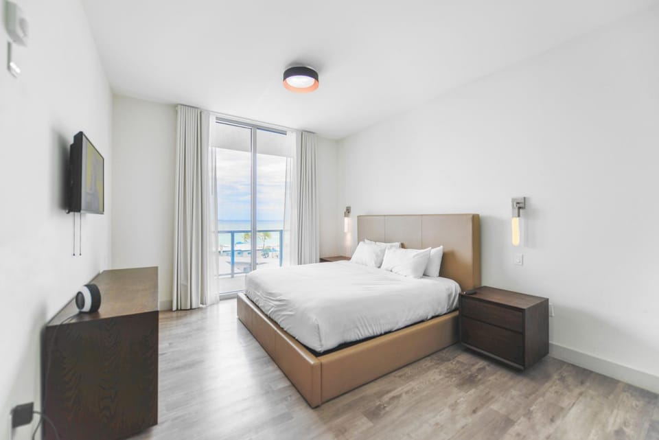 Bed, TV and multimedia, Bedroom