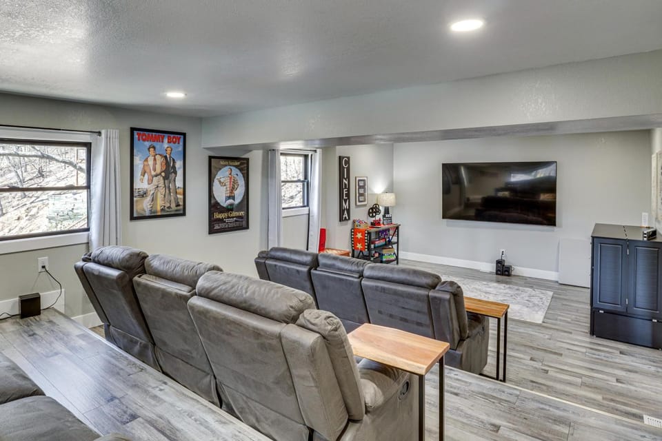 Private Dock & Theater Room: Lake Ozark Luxury House in Village Four Seasons