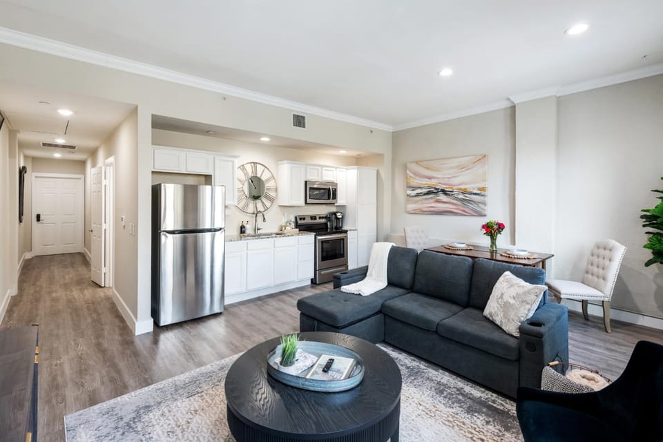 Stunning Apartment w Panoramic Downtown Views! Hotel in McKinney