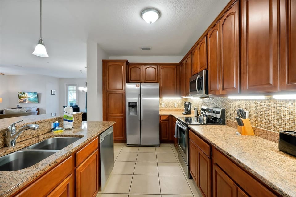 TV and multimedia, Kitchen or kitchenette, furniture, microwave, oven, stove