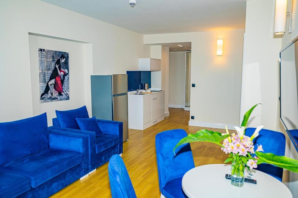 TV and multimedia, Kitchen or kitchenette, Living room, Seating area, oven