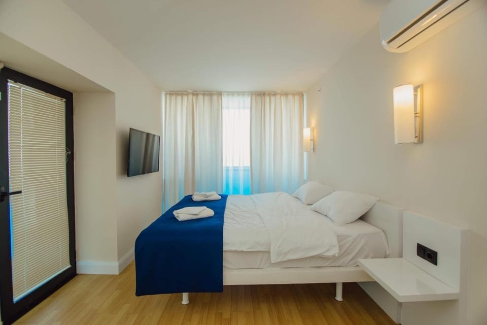 Bed, TV and multimedia, towels, air conditioner