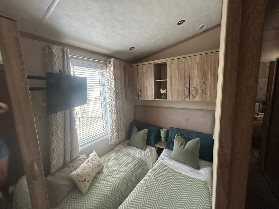 sunset luxury lakeside lodge with hot-tub,3 bedrooms, pet friendly Apartment in Tattershall