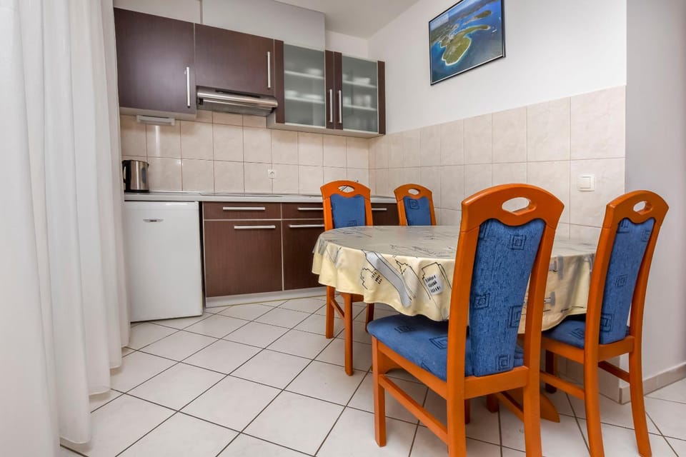 Kitchen or kitchenette, Seating area, Dining area