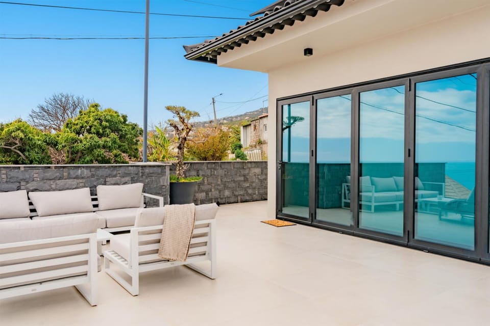 Property building, Patio, Balcony/Terrace