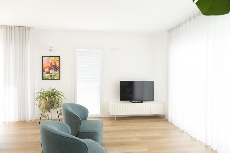 Communal lounge/ TV room, TV and multimedia, Living room, Evening entertainment