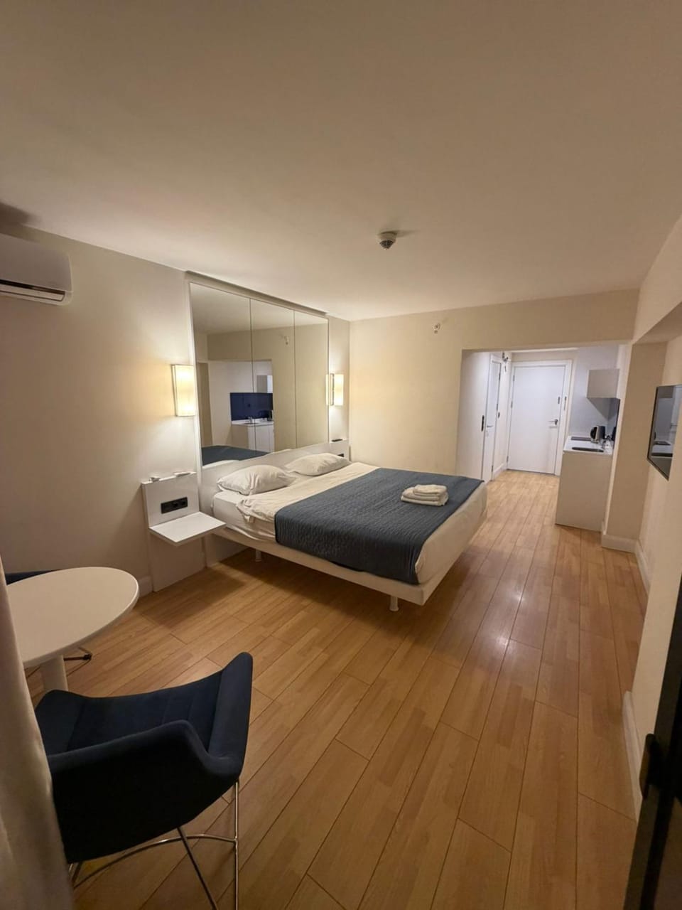 Communal lounge/ TV room, Bed, TV and multimedia, Kitchen or kitchenette, Living room, Photo of the whole room, Seating area, Evening entertainment, Bedroom, air conditioner