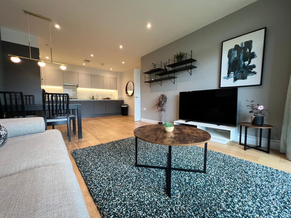 Belmont Corner Modern 2BR 2BA Flat w Parking Fast WiFi Sleeps 6 Apartment in Harrow