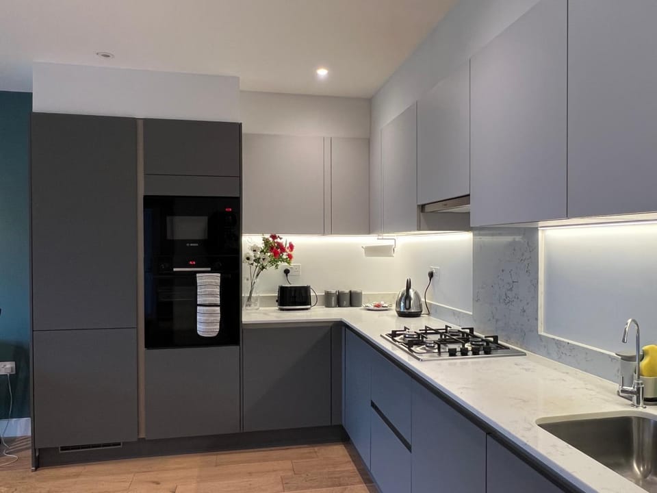 Belmont Corner Modern 2BR 2BA Flat w Parking Fast WiFi Sleeps 6 Apartment in Harrow