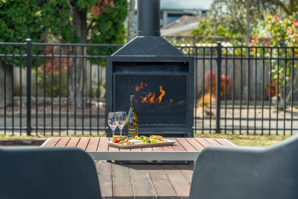 Seating area, fireplace