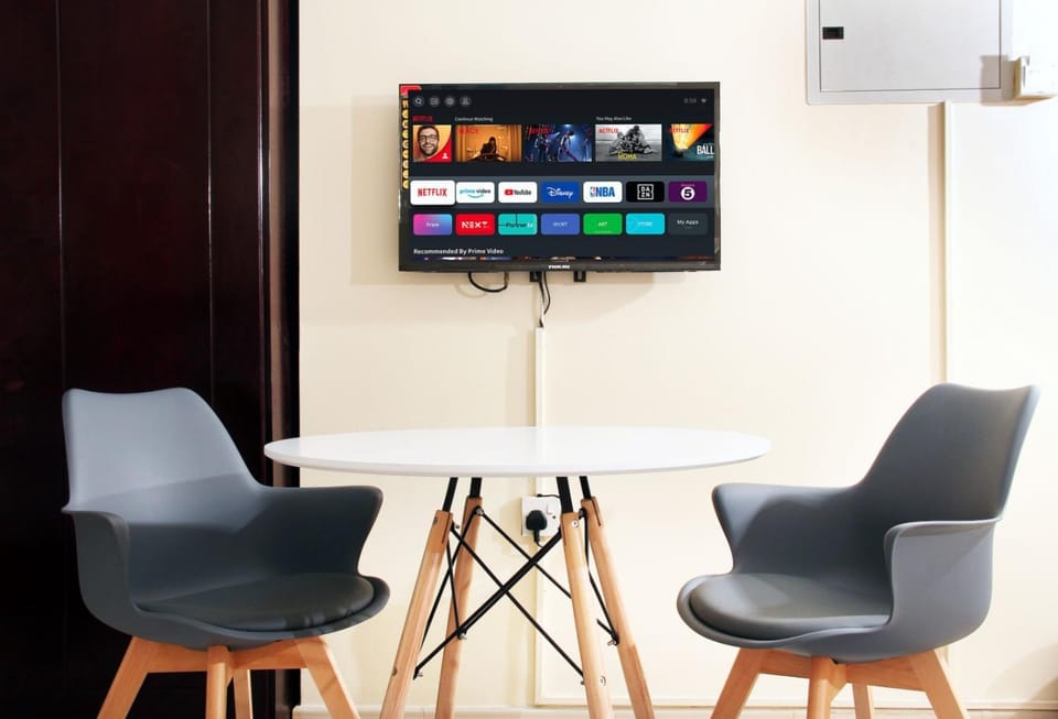 TV and multimedia, Seating area, Dining area