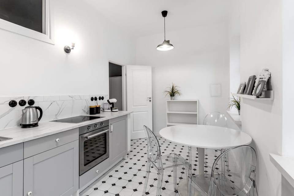 Coffee/tea facilities, Kitchen or kitchenette, Dining area, minibar, oven, pet friendly, stove, toaster
