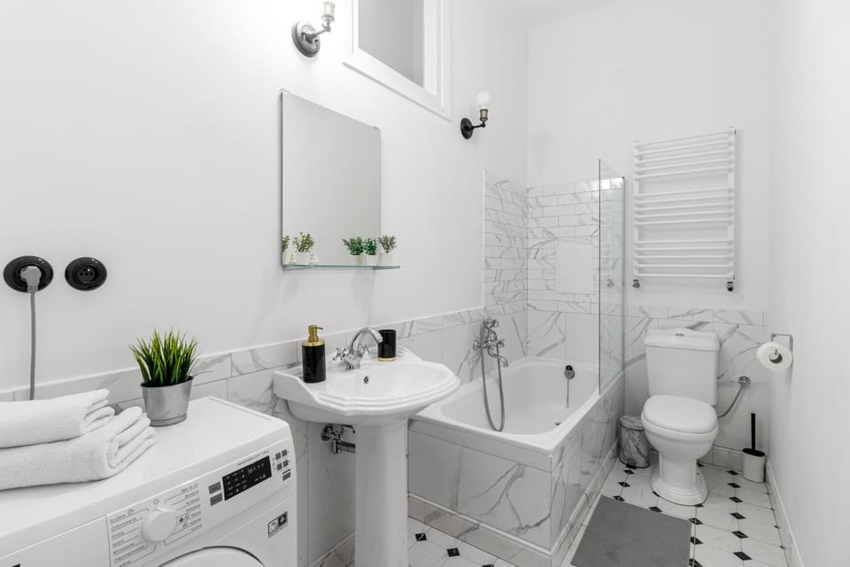 Shower, Toilet, Bathroom, Bath, bidet, towels