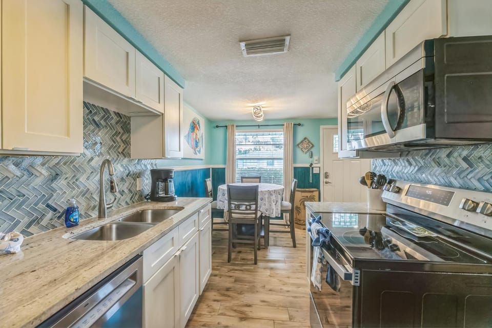 Kitchen or kitchenette, Dining area, dishwasher, oven, stove