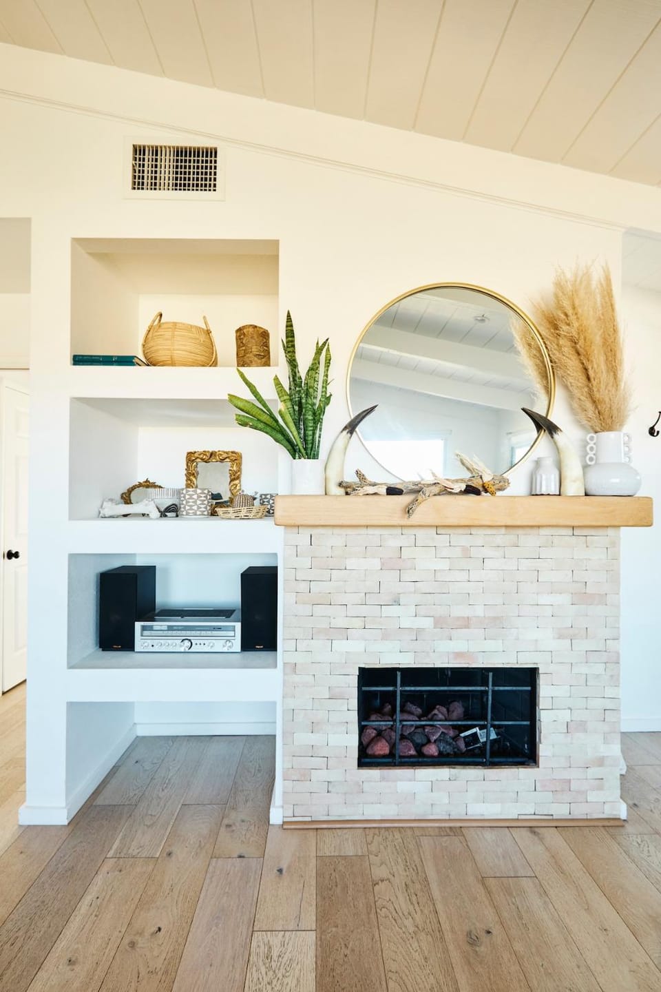 Desert Oasis Hot Tub, Sauna, Pool, Walk to Pappys House in Pioneertown