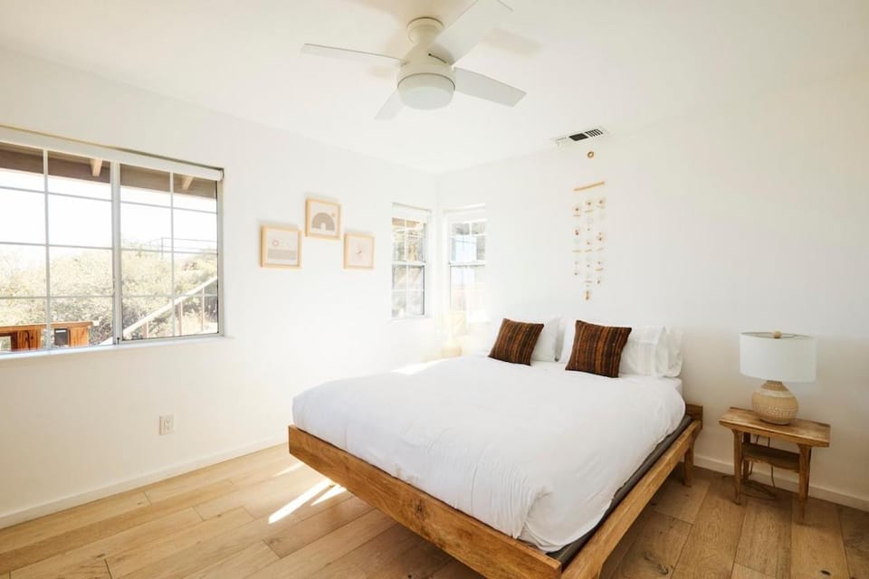 Desert Oasis Hot Tub, Sauna, Pool, Walk to Pappys House in Pioneertown