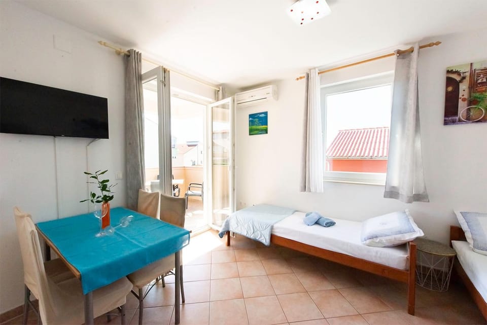 Bed, TV and multimedia, Photo of the whole room, Dining area